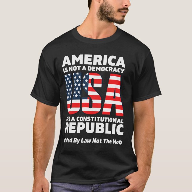 Amerika är en konstitutionell republik som lyder u t shirt (Framsida)