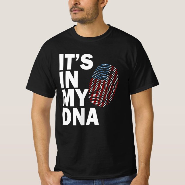 Amerika Det finns i mitt DNA | Proud American Flag T Shirt (Framsida)