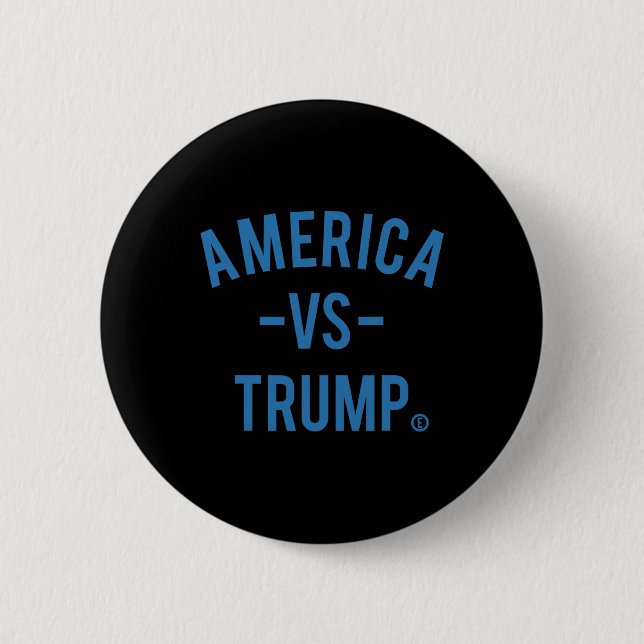 Amerika Vs Trump - Amerika Versus Trump _1  Knapp (Framsida)