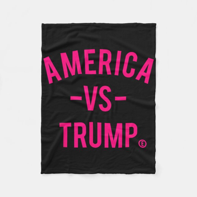 Amerika Vs Trump - Amerika Versus Trump  Fleecefilt (Framsidan)