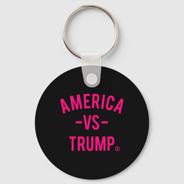 Amerika Vs Trump - Amerika Versus Trump  Nyckelring (Framsida)