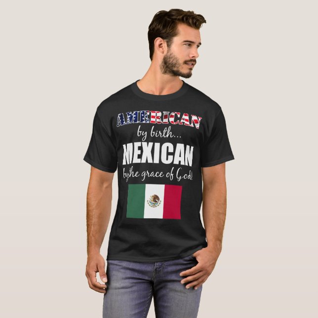 Amerikan vid födelsemexikan vid nåd av tee shirt (Hel framsida)