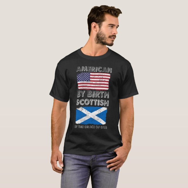 Amerikan vid födelseskott vid nåd av guden t-shirt (Hel framsida)