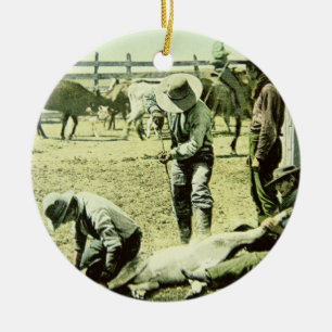 Amerikancowboys som brännmärker en kalv, c.1900 julgransprydnad keramik
