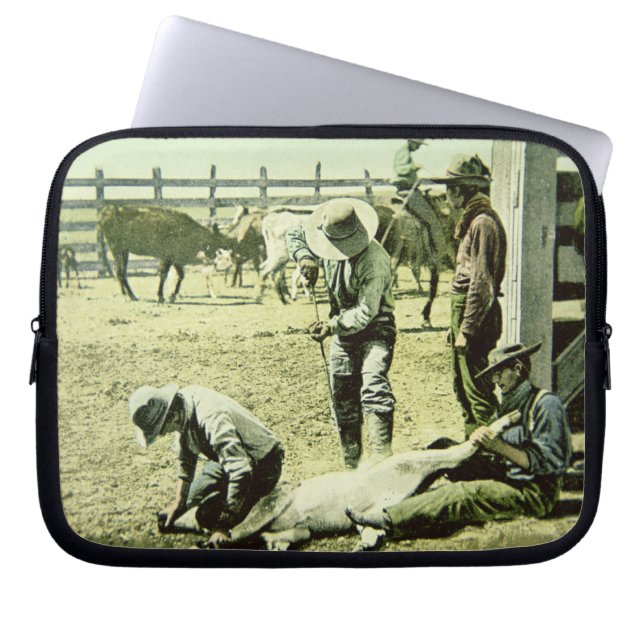 Amerikancowboys som brännmärker en kalv, c.1900 laptop sleeve (Framsidan)