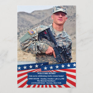 Amerikanen färgar patriotisk inbjudan för foto