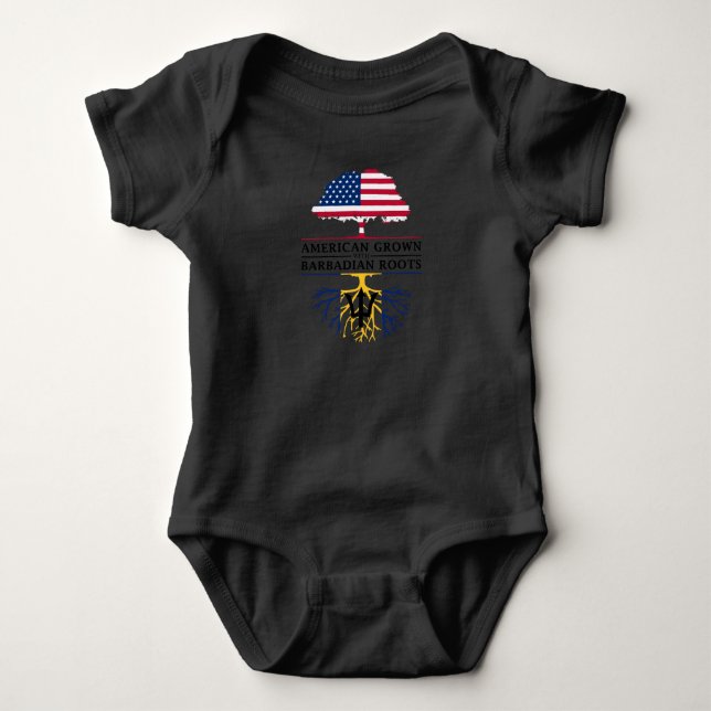 Amerikanen som är fullvuxen med barbadier, rotar   t shirt (Framsida)
