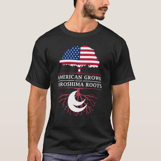 Amerikanen som är fullvuxen med Hiroshima, rotar   T Shirt (Framsida)