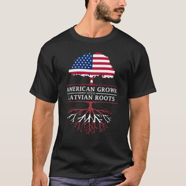 Amerikanen som är fullvuxen med lettiskt, rotar   t shirt (Framsida)