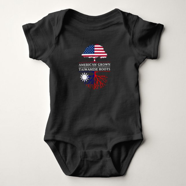 Amerikanen som är fullvuxen med taiwanes, rotar   t shirt (Framsida)