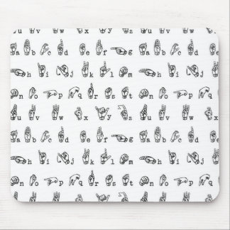 Amerikanen undertecknar språkalfabet i svartvitt musmatta