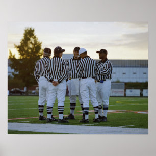 Amerikanfotbolldomare som talar i fält poster