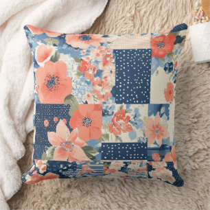 Amerikansk blomsterpatchwork-quilt i marinblått oc kudde
