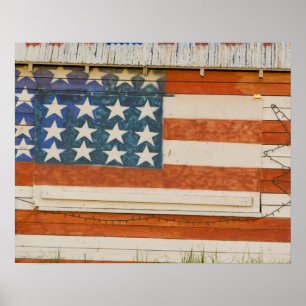 Amerikansk flagga målad på fyrverkeri står nära poster