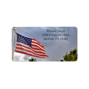 Amerikansk Flagga med Cloudy Himlar USA Patriotic Adressetikett