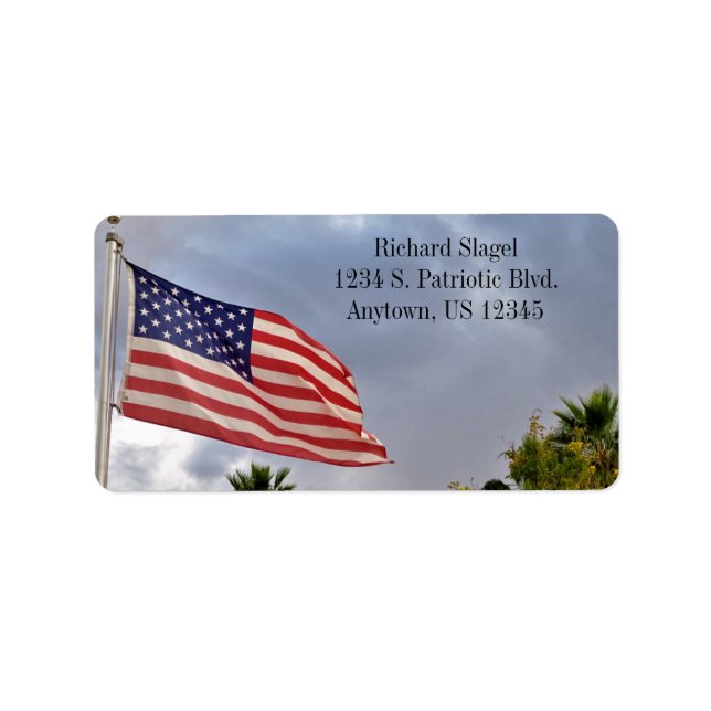 Amerikansk Flagga med Cloudy Himlar USA Patriotic Adressetikett (Framsidan)