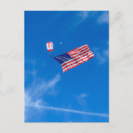 Amerikansk flagga som vajar mot klar blå himmel vykort