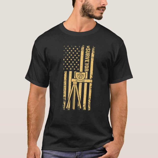 Amerikansk Flagga Surveyor Land Examiner Patriotic T Shirt (Framsida)