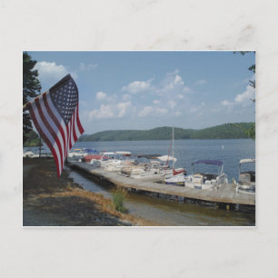 Amerikansk flagga vid marina vid Lake Arrowhead Vykort