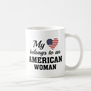 Amerikansk kvinna med hjärta kaffemugg