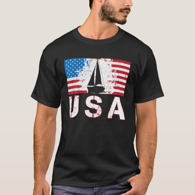 Amerikansk segelbåt under amerikansk flagg t shirt (Framsida)