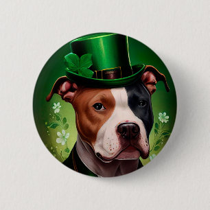 Amerikansk Staffordshire-hund på St. Patricks dag Knapp