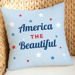 Amerikanska den vackra blåa fjärde juli kudde<br><div class="desc">Snyggt patriotisk 4:e juli-dekorativ kudde har ett "Amerika det vackra" citatteckentypsmönster i rött,  vitt,  blått och marint blått färger med stjärnaccenter och ljusblå bakgrund färg.</div>