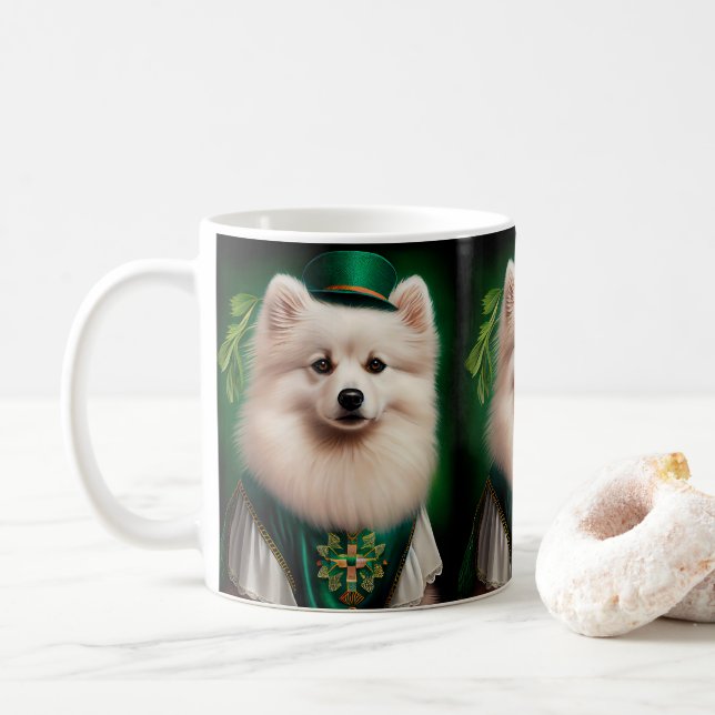 Amerikanska eskimo-hund i St. Patrick Dress Kaffemugg (Med munk)