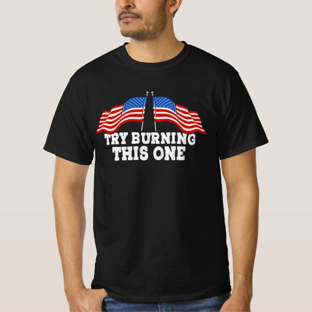 Amerikanska Flagga försöker bränna denna enda själ T Shirt (Framsida)