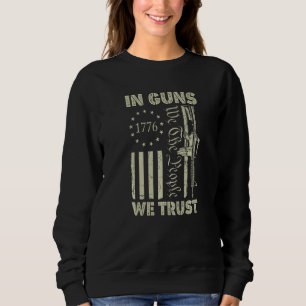 Amerikanska Flagga Gun in Guns vi litar på oss. T Shirt
