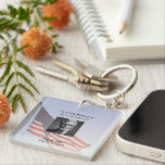 Amerikanska Flagga militära Elegant Funeral Memori<br><div class="desc">Ät livet och arvet efter din kära med den amerikanska Flagga Funeral Memorial Keychain för militär Elegant med den amerikanska flagga. Designad som en hjärtlig hyllning till veteraner, militära hjältar och patriotiska individer, ger denna Memorial Keychain en en värdig ton för en hågkomst fylld med kärlek, respekt och tacksamhet. Du...</div>