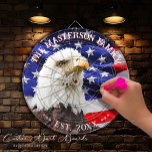 Amerikanska Flagga och Örn-familjen Party Darttavla<br><div class="desc">Upptäck dina familjemöten med den amerikanska Party-familjens kontor i Flagga och Örn, som har läkt med kärlek från Mylini Design. Den här unika produkten kommer till ditt hem med den nationella fåglarens pikessens i harmoni med den amerikanska flagga. Den rik paletten färg efterliknar pride, frihet och enighet och skapar den...</div>