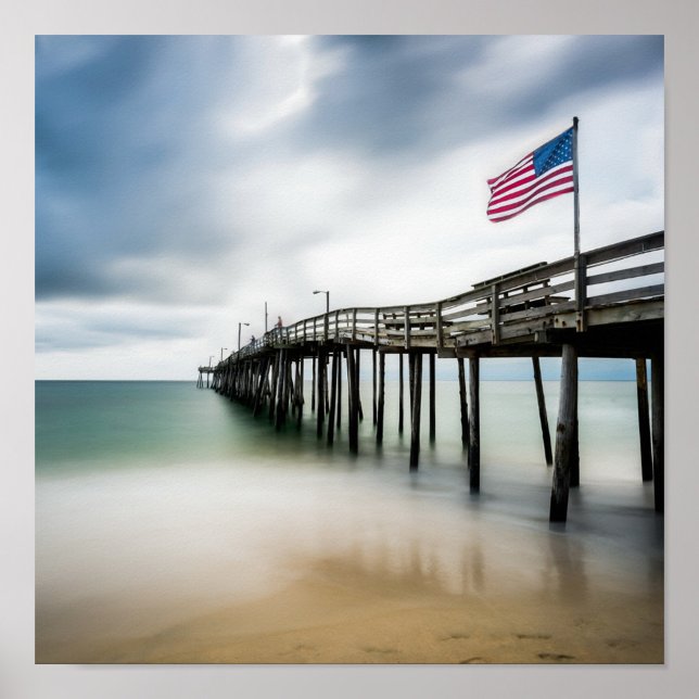 Amerikanska Flagga Poster (America Flag on a serene pier extends into calm waters under a cloudy sky.)