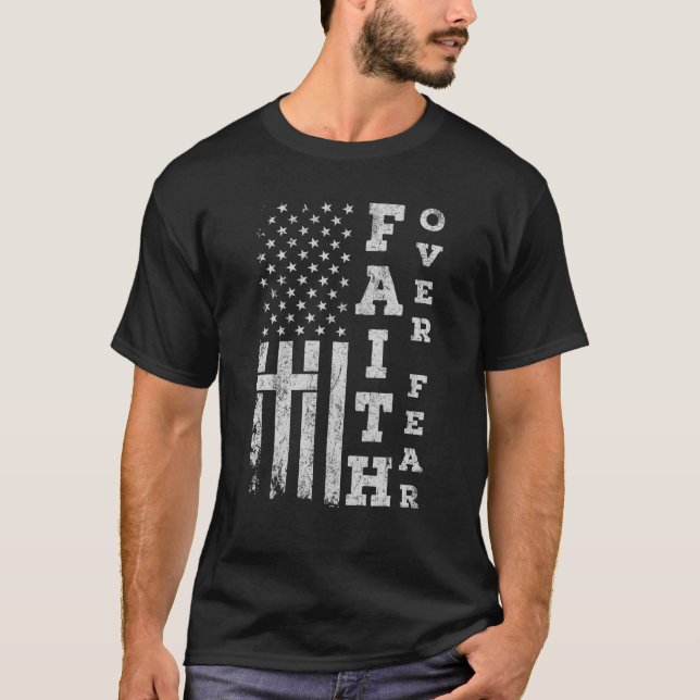 Amerikanska Flagga Proud Christian Faith Over Fear T Shirt (Framsida)