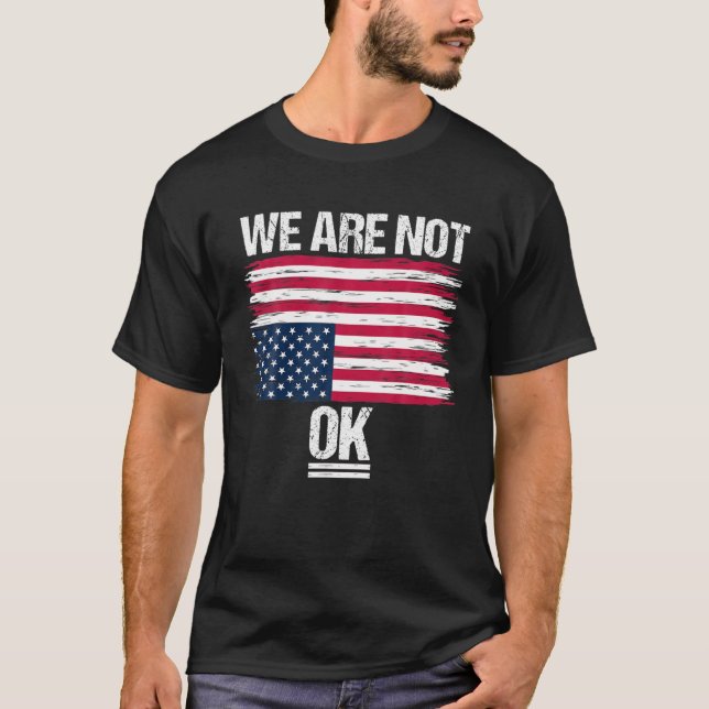 Amerikanska Flagga upp och ned är inte okej T Shirt (Framsida)
