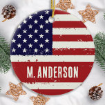 Amerikanska Flagga USA Personlig Patriotic Julgransprydnad Keramik<br><div class="desc">Denna amerikanska Flagga är perfekten för att visa upp er patriotiska anda i julhelgen. Utsmyckningen har symbolen Stars och stripes i fet röd, vit och blå färg. Det är en underbar gåva till militära veteraner och deras familjer, eller någon som kärlekar Amerika och vill fira dess arv. Detta prydnadsämne är...</div>