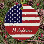 Amerikanska Flagga USA Personlig Patriotic Julgransprydnad Keramik<br><div class="desc">Denna amerikanska Flagga är perfekten för att visa upp er patriotiska anda i julhelgen. Utsmyckningen har symbolen Stars och stripes i fet röd, vit och blå färg. Det är en underbar gåva till militära veteraner och deras familjer, eller någon som kärlekar Amerika och vill fira dess arv. Detta prydnadsämne är...</div>