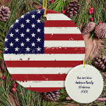 Amerikanska Flagga USA Personlig Patriotic Julgransprydnad Keramik<br><div class="desc">Denna amerikanska Flagga är perfekten för att visa upp er patriotiska anda i julhelgen. Utsmyckningen har symbolen Stars och stripes i fet röd, vit och blå färg. Det är en underbar gåva till militära veteraner och deras familjer, eller någon som kärlekar Amerika och vill fira dess arv. Detta prydnadsämne är...</div>