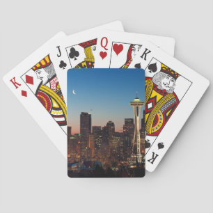 Amerikanska flaggan flyger mellan resningmånen casinokort