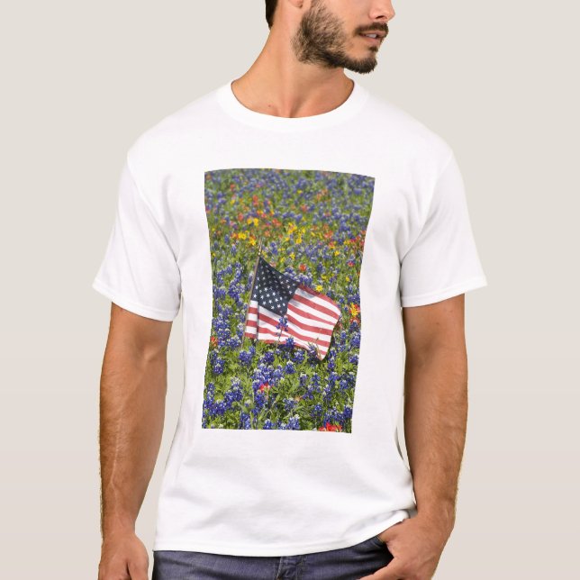 Amerikanska flaggan i fält av blåtthättor, t-shirt (Framsida)