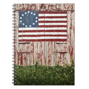 Amerikanska flaggan som målas på ladugård anteckningsbok med spiral