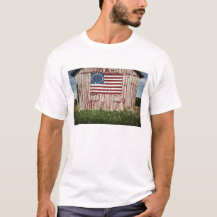 Amerikanska flaggan som målas på ladugård t-shirt
