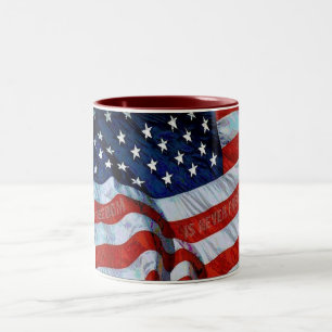 Amerikanska flagganfrihet är aldrig den fria Två-Tonad mugg