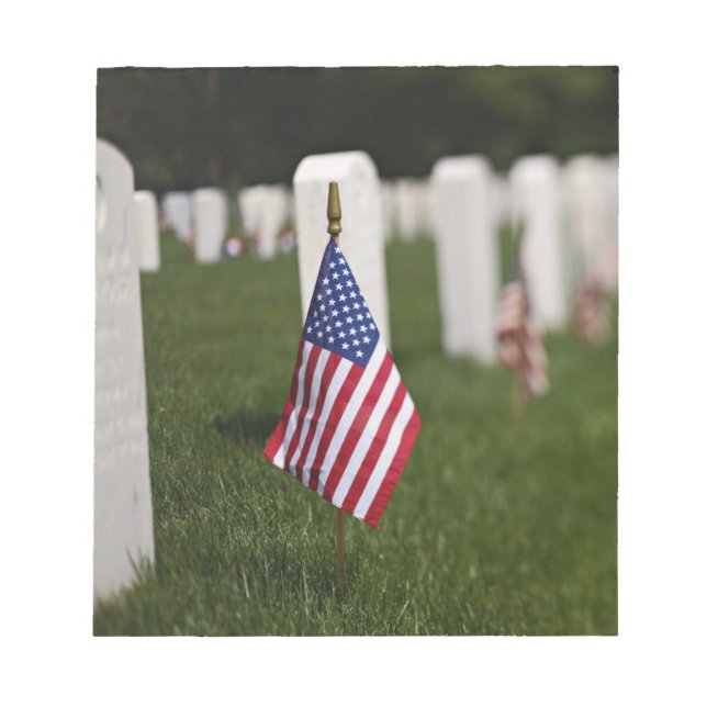 Amerikanska flaggor på grav av amerikanska veteran anteckningsblock (Framsida)