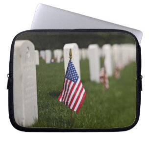 Amerikanska flaggor på gravar av amerikanska veter laptop sleeve