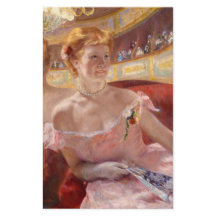 Amerikanska kvinnor med Pearl Necklace & Rosa Dres