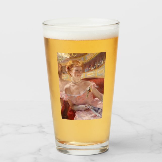 Amerikanska kvinnor med Pearl Necklace & Rosa Dres Glaskopp (Framsida fylld)