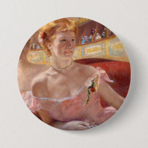 Amerikanska kvinnor med Pearl Necklace & Rosa Dres Knapp