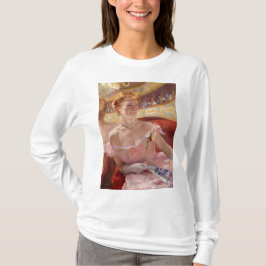 Amerikanska kvinnor med Pearl Necklace & Rosa Dres T Shirt