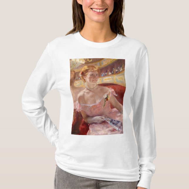 Amerikanska kvinnor med Pearl Necklace & Rosa Dres T Shirt (Framsida)